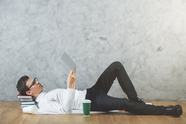 年轻人正在准备考试图片下载