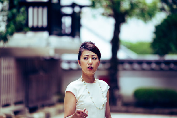 黑暗中的女人图片下载