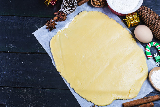 圣诞饼干背景。姜饼，星星，圣诞树，图片下载