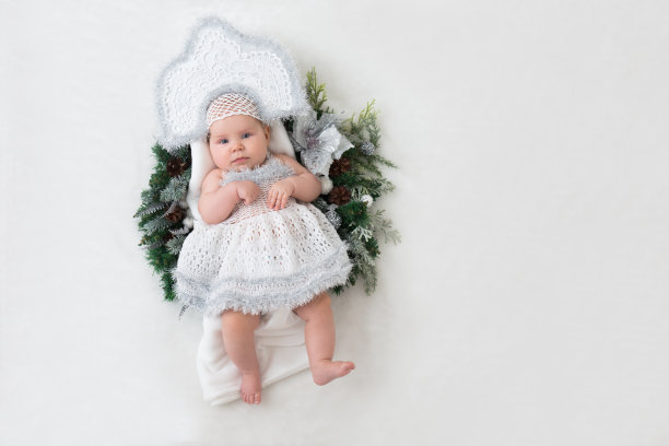 穿着雪姑娘服装的女孩图片下载