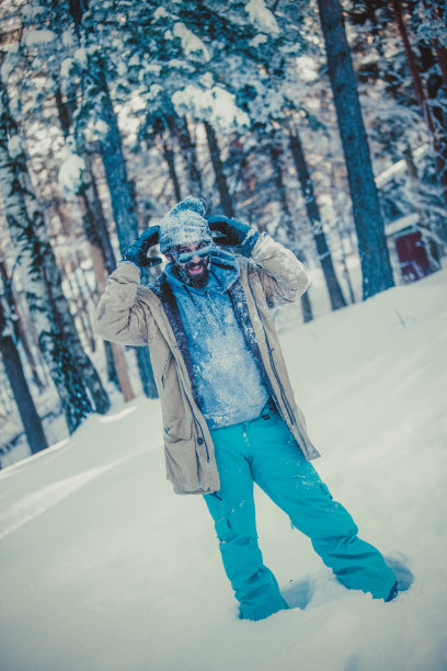 雪山上的嬉皮士图片下载