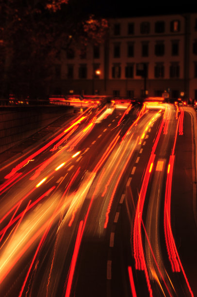 圣诞期间，佛罗伦萨市的道路上行驶着一连串的车辆。意大利图片下载