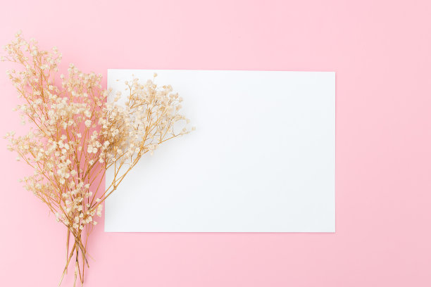 一束鲜花和一张粉红色背景上的题词卡片。模型图片下载
