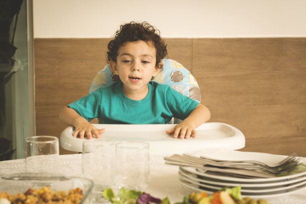 小男孩在吃午饭图片下载