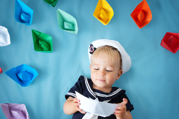 男孩在玩纸船图片下载