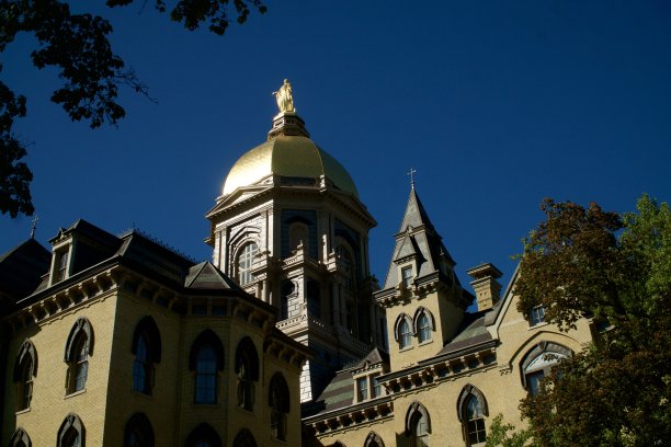 蓝天下教堂的俯视图图片下载