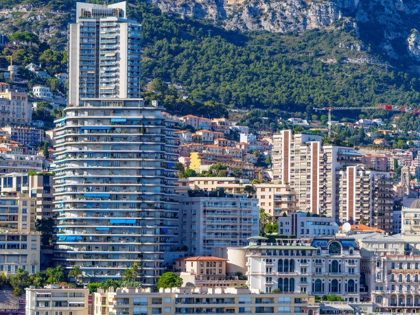 摩纳哥许多高层住宅的照片。图片下载