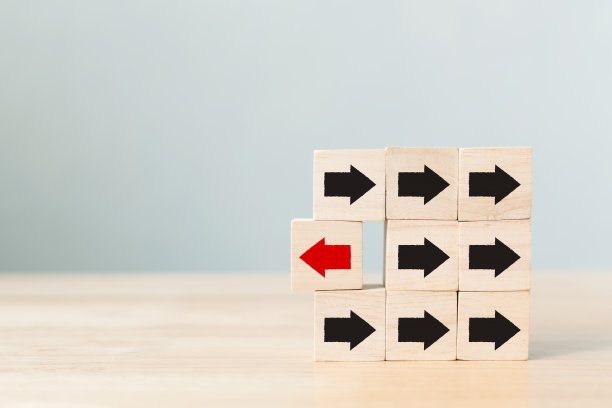 木块用红色箭头面对相反的方向，黑色箭头，独特，思考不同，个人和从人群中脱颖而出的概念图片下载