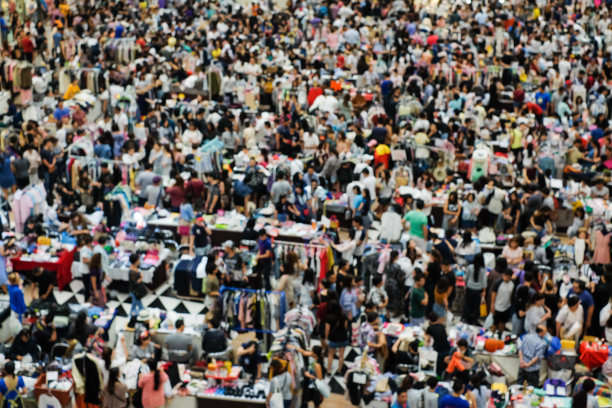 模糊的人们购物(花钱)在百货公司的男女衣服，鞋子和配件。- off sale & clearance为节省和找到最好的买卖概念。图片下载