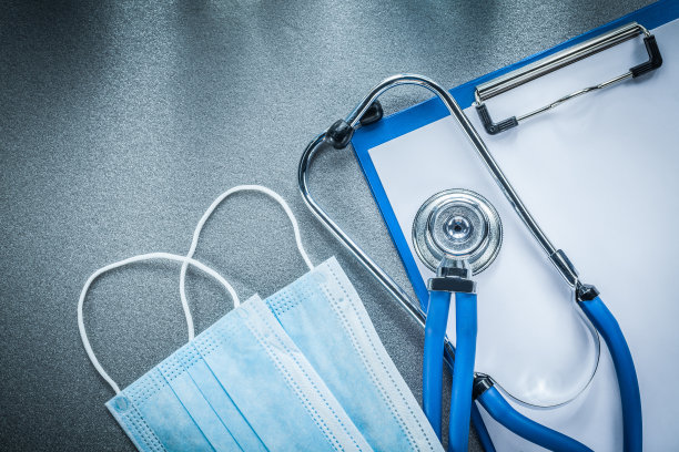 听诊器夹板无菌医用口罩在灰色背景素材图片