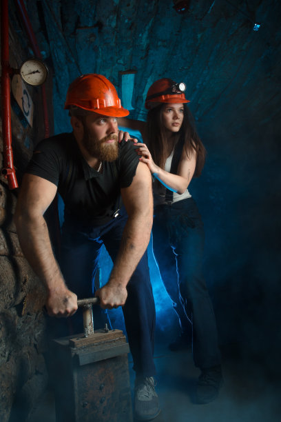 扮演矿井里的矿工图片下载