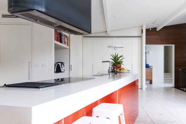 近距离的现代厨房岛长凳与橙色口音面板颜色图片下载