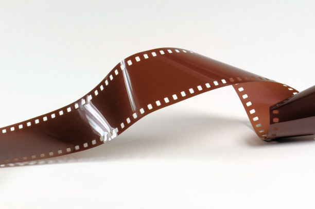 在白色背景上扭曲的胶片条。图片下载