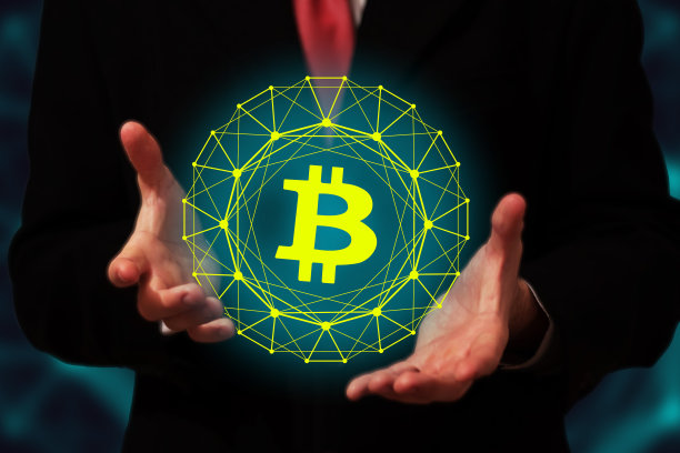 商人手中拿着发光的比特币标志。图片下载