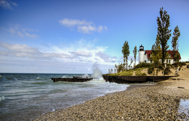 海岸全景海岸与波浪冲击在岩石海岸的密歇根湖与Point Betsie灯塔图片下载