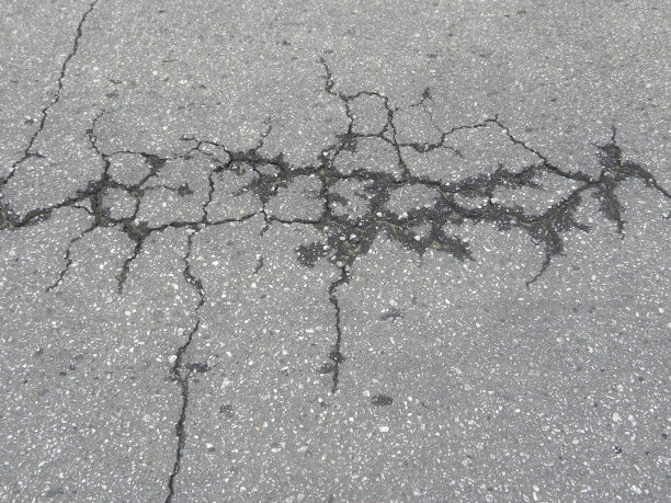 有裂缝的沥青路面图片下载