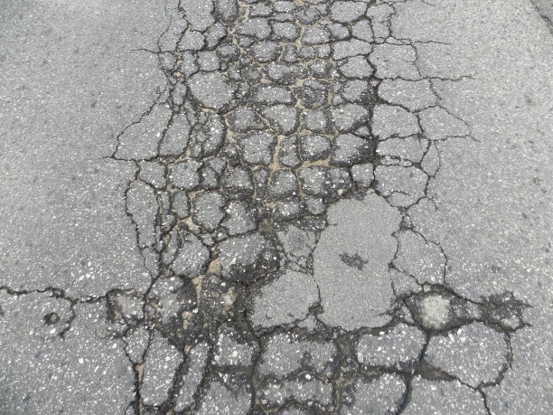 有裂缝的沥青路面图片下载