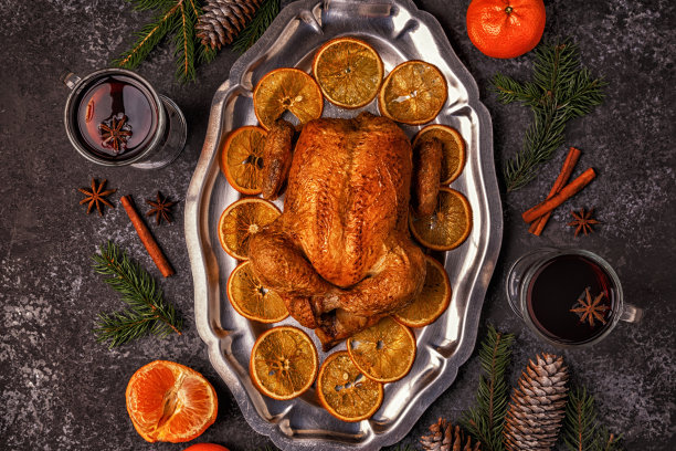 圣诞装饰烤鸡。图片下载