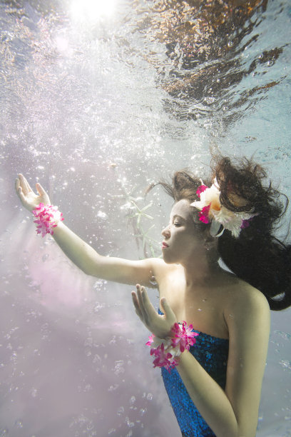 水中草裙舞舞者图片下载