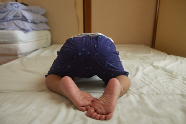 日本男孩睡在蒲团上图片下载