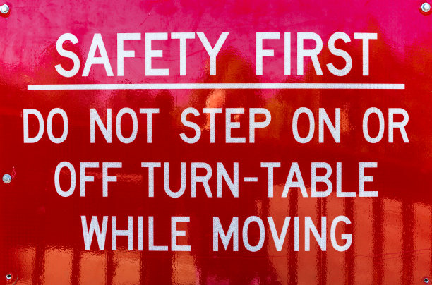机车旧转盘附近的警告标志:移动时请勿踩上图片下载