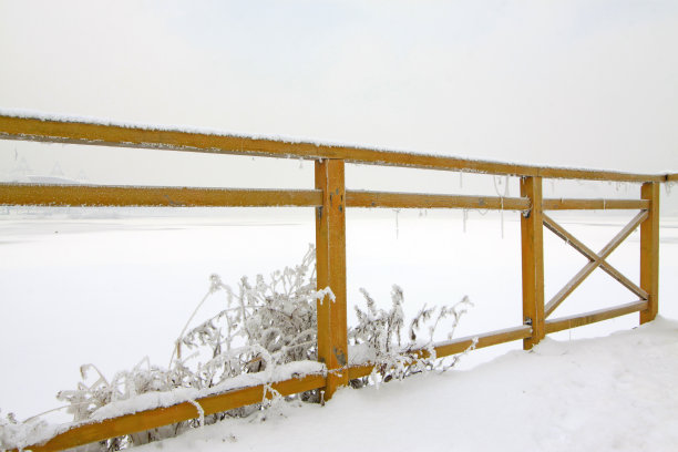 雪地里的木栏杆，特写照片图片下载