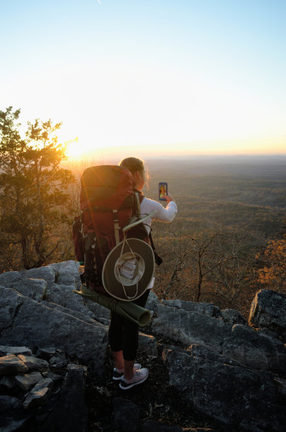女孩在风景优美的观景台徒步旅行时自拍图片下载