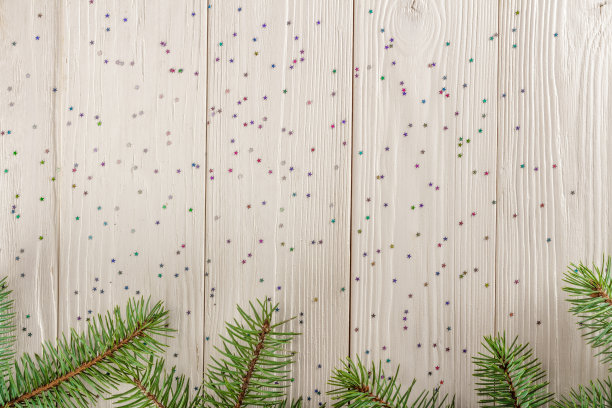 冬季圣诞图案为您的设计。木制背景白色。云杉分支。图片下载