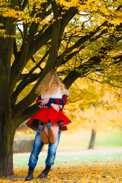 一对年轻夫妇在公园约会。图片下载