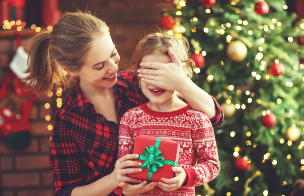 快乐的家庭妈妈和女儿赠送圣诞礼物图片下载