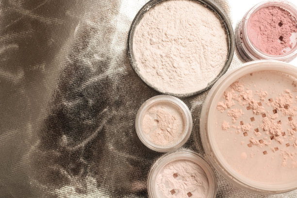 一套装饰化妆品:粉，眼影和腮红图片下载