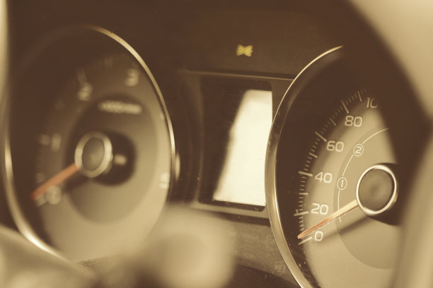 现代汽车的仪表盘，速度指示器的照片，汽车转速表的细节。复古基调风格。图片下载