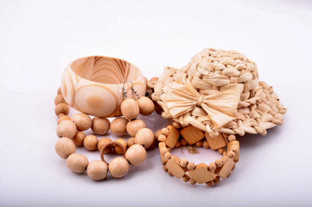 木制手链，耳环，白色背景戒指。图片下载