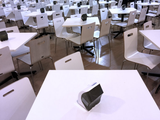 桌子和椅子在自助餐厅排队图片下载