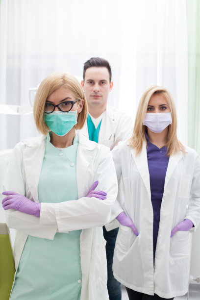 三个牙医医生素材图片