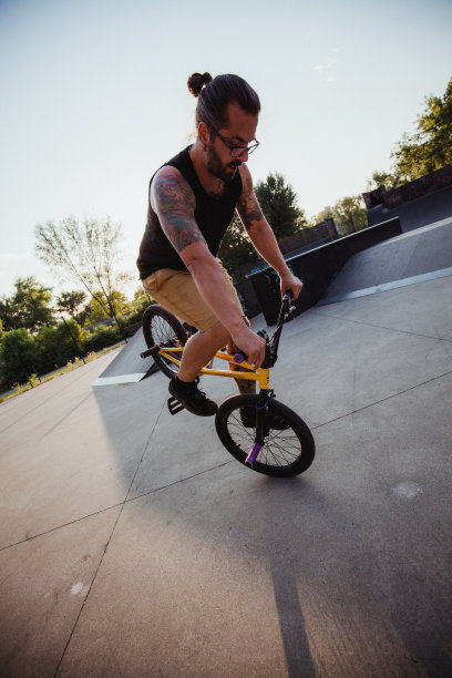 极限自行车手训练他的动作图片下载