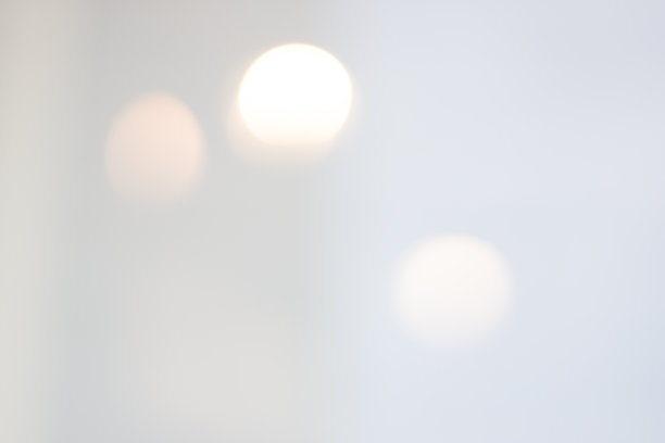 白色，灯光背景的玻璃和灯光的黄色斑点。模糊的背景。图片下载