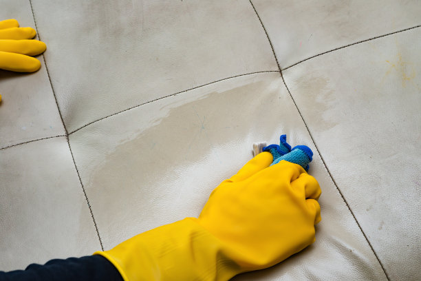 用湿毛巾清洁家里的皮沙发图片下载