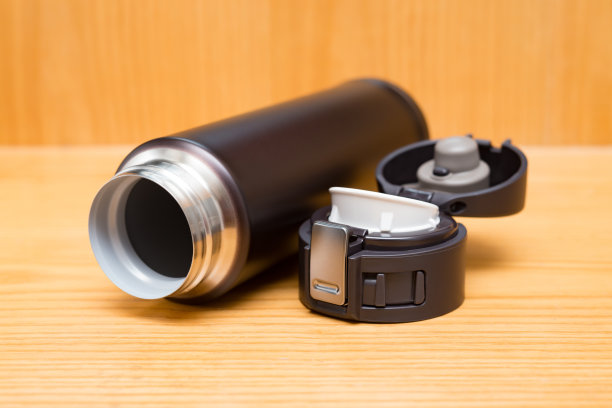 打开勃艮第真空玻璃杯，木桌上有安全锁图片下载