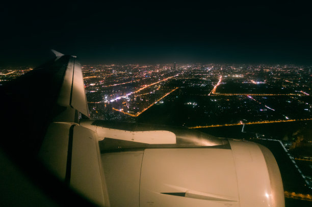 透过飞机窗户看城市的夜晚图片下载