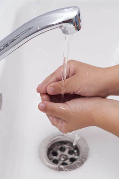 把手放在水槽的背景上图片下载