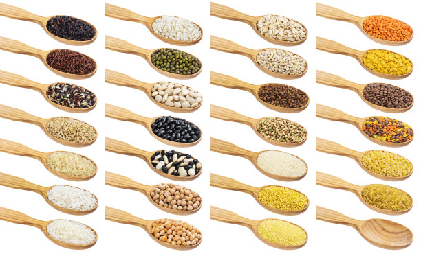 收集不同的groats在木制勺子孤立的白色背景素材图片