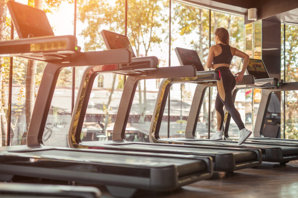 女人在跑步机上图片下载