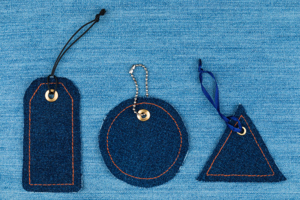 价格标签收集牛仔布躺在一个轻牛仔布。从以上观点。图片下载