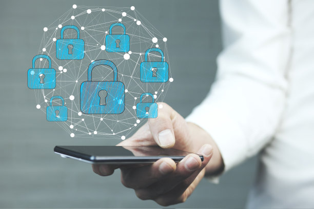 商人手显示手机与锁定图标在屏幕上图片下载
