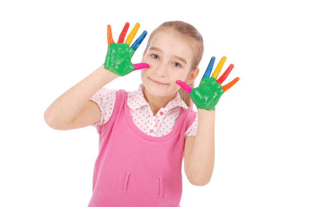 漂亮的小女孩，双手插在颜料里图片下载