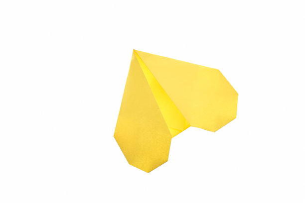 黄色的心孤立在白色上图片下载