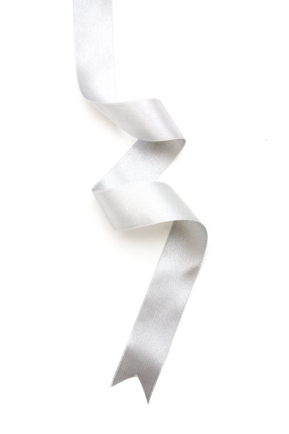 银色丝带蝴蝶结在明亮的银白色灰色孤立在白色背景图片下载