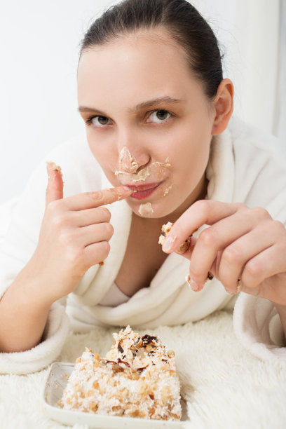 女孩与甜蜜的蛋糕图片下载