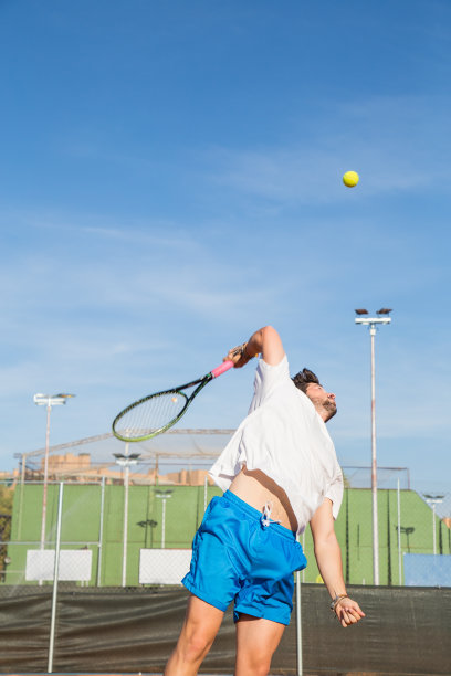 下午在球场上踢网球的职业球员图片下载